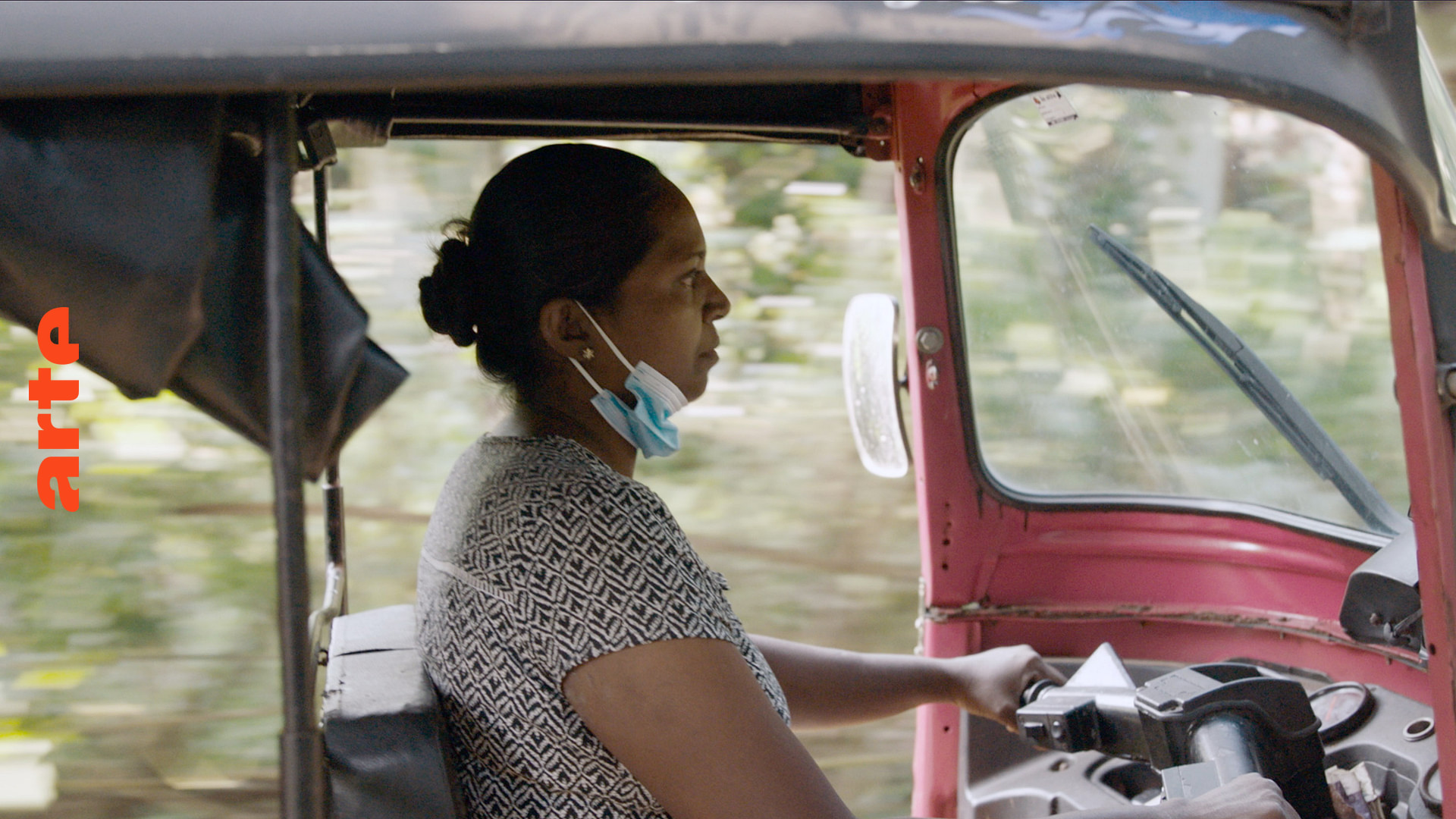 Caratula de Im Tuktuk zur Freiheit: Sri Lankas Frauen machen mobil (Conductoras de tuktuk en Sri Lanka) 